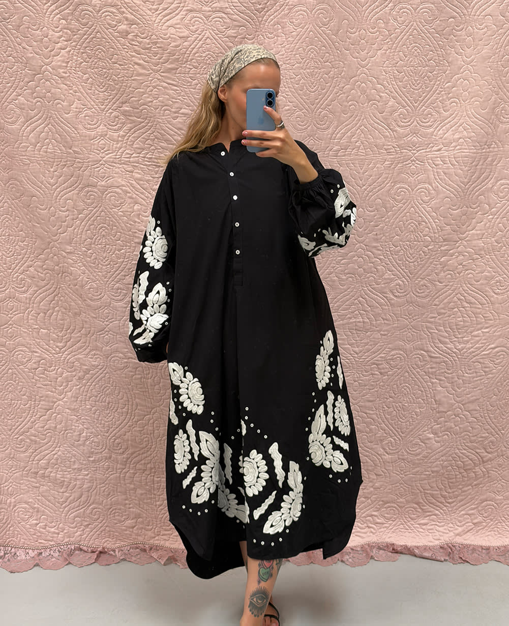 Rikke Dress - Black W. White Swan